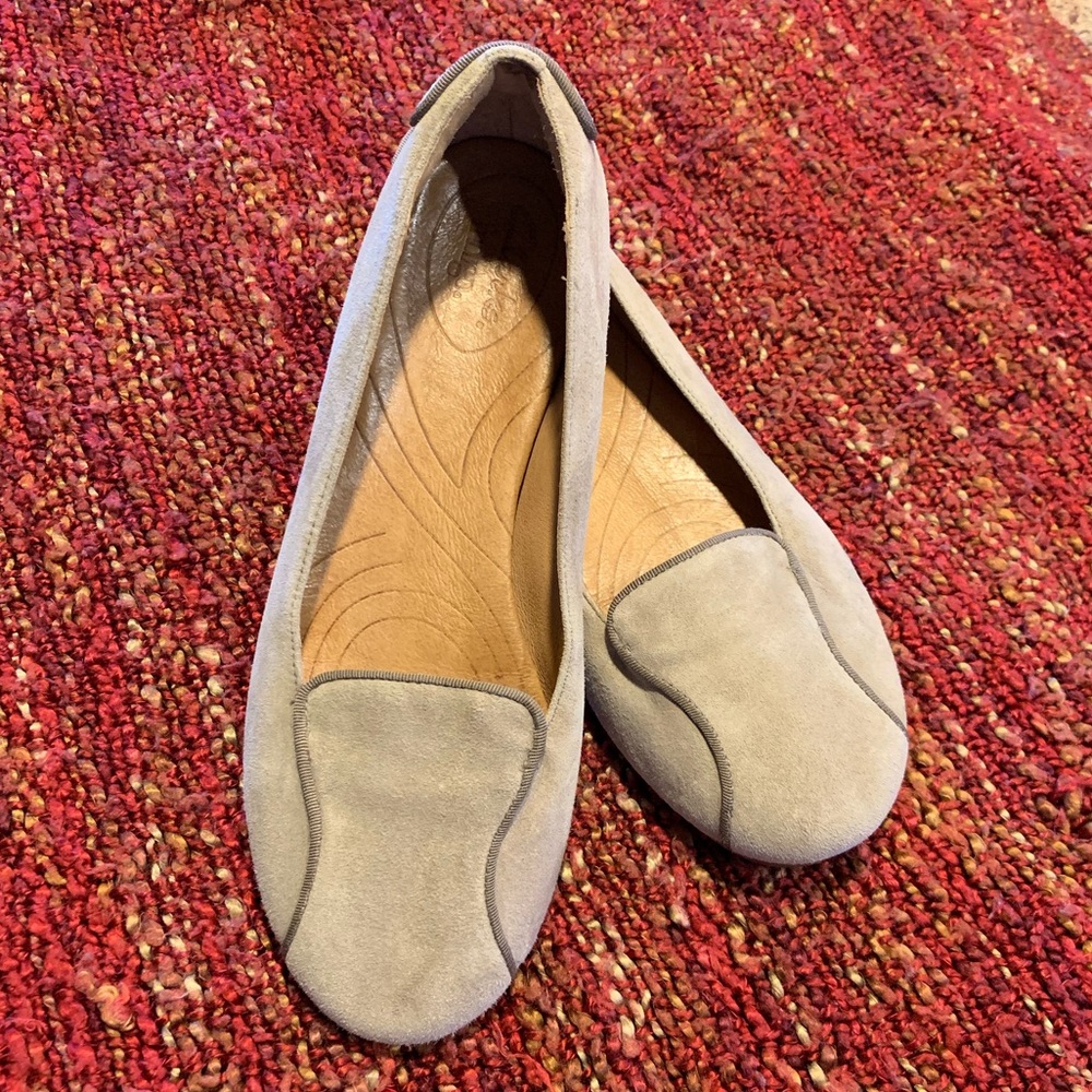 Clark’s Indigo suede flat, beige women’s size 8